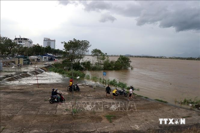 Nước dâng cao ở sông Trà Khúc, đoạn qua thành phố Quảng Ngãi. Ảnh: Sỹ Thắng-TTXVN