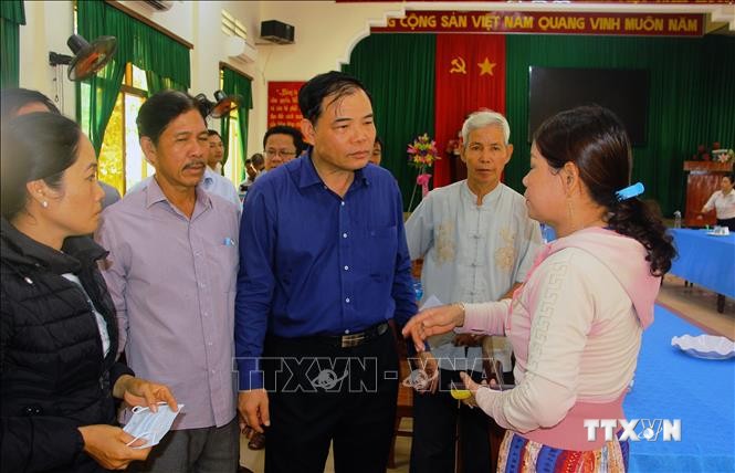 Bộ trưởng Bộ Nông nghiệp và Phát triển nông thôn Nguyễn Xuân Cường (thứ 3 từ trái sang) thăm hỏi, động viên người thân của các ngư dân bị chìm tàu, mất tích ngoài biển. Ảnh: Nguyên Linh - TTXVN