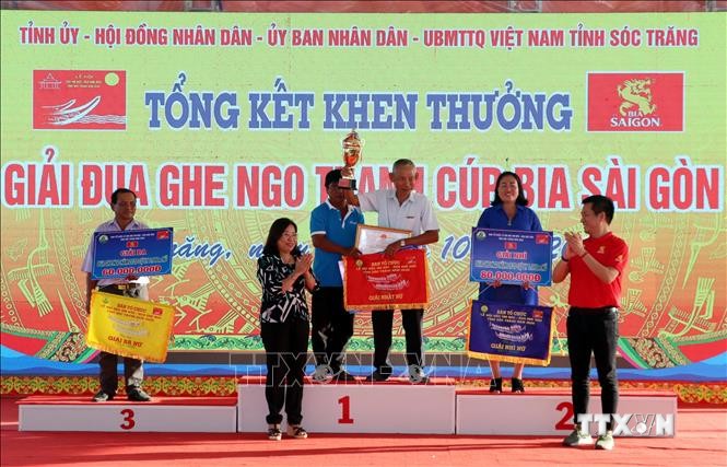 Phó Bí thư Tỉnh ủy Sóc Trăng, bà Hồ Thị Cẩm Đào trao chức vô địch cho đội ghe Ngo nữ chùa Cà Nhung đến từ tỉnh Kiên Giang. Ảnh: Trung Hiếu - TTXVN
