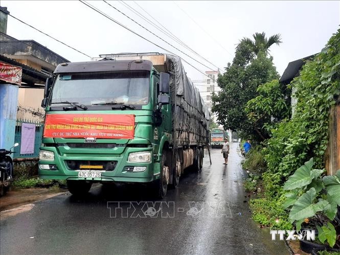 Cục Dự trữ Nhà nước khu vực Đà Nẵng đã xuất 100 tấn gạo dự trữ quốc gia cứu trợ khẩn cấp cho huyện Phước Sơn. Ảnh: Quốc Dũng - TTXVN