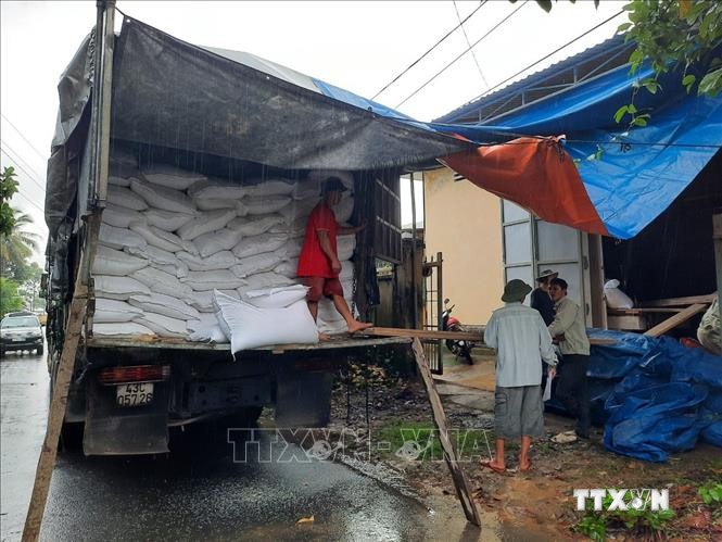 30 tấn gạo đã được tập kết tại các xã Phước Kim, Phước Côn để sẵn sàng gùi sang xã Phước Lộc, Phước Thành bằng đường rừng. Ảnh: Quốc Dũng - TTXVN