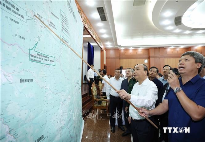 Thủ tướng Nguyễn Xuân Phúc và các đại biểu xem bản đồ chỉ huy cứu hộ, cứu nạn tại huyện Phước Sơn và Nam Trà My. Ảnh: Thống Nhất – TTXVN