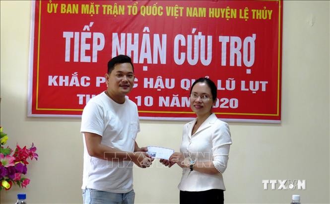 Thông qua Mặt trận Tổ quốc Việt Nam huyện Lệ Thủy (Quảng Bình), ông Huỳnh Phi Hùng -Giám đốc Công ty Vstar Land (Thành phố Hồ Chí Minh) đã gửi hỗ trợ 30 suất quà tặng các ngư dân địa phương đã dũng cảm vượt lũ cứu người.Ảnh: Võ Dung-TTXVN