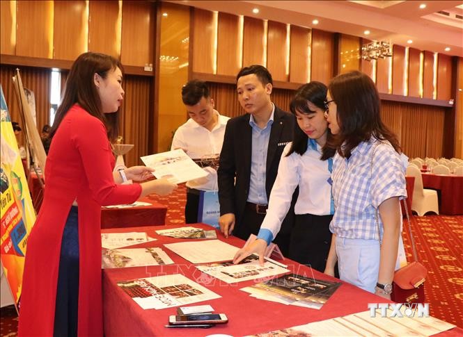 Các đơn vị kinh doanh du lịch giới thiệu các chương trình du lịch Quảng Ninh. Ảnh: Thanh Thương- TTXVN