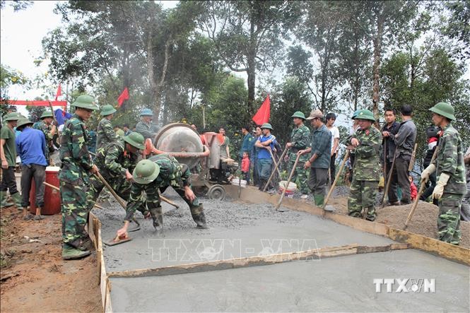 Cán bộ, chiến sỹ Bộ chỉ huy quân sự tỉnh Lai Châu giúp nhân dân huyện Phong Thổ làm đường giao thông nông thôn. Ảnh: Việt Hoàng - TTXVN