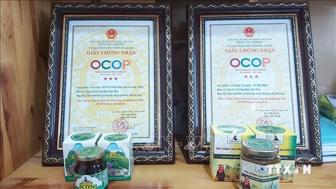 Hai sản phẩm đạt chất lượng OCOP 3 sao cấp tinh của huyện Quảng Bạ (Hà Giang). Ảnh: Nguyễn Chiến-TTXVN