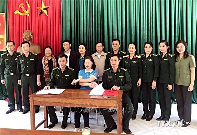 Chương trình kết nghĩa Hội LHPN Hải Phòng với 2 đồn Biên Phòng huyện Mường Tè (Lai Châu). Ảnh: TTXVN phát