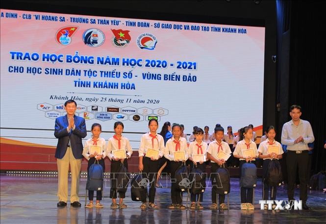 Trao học bổng cho các em học sinh dân tộc thiểu số và con ngư dân có hoàn cảnh khó khăn tỉnh Khánh Hòa. Ảnh: Thanh Vân- TTXVN