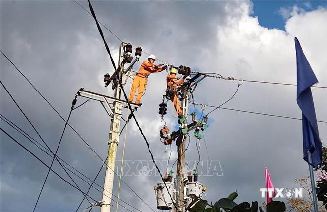 Ngành điện Quảng Nam nỗ lực cấp điện cho các xã vùng cao bị cô lập sau bão lũ. Ảnh: Trần Tĩnh - TTXVN