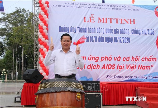Phó Chủ tịch UBND tỉnh Sóc Trăng Ngô Hùng đánh trống hưởng ứng Tháng hành động quốc gia phòng chống HIV/AIDS. Ảnh: Chanh Đa-TTXVN