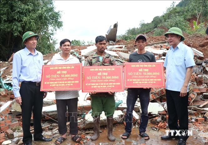 Đoàn công tác trao số tiền 50 triệu đồng cho mỗi hộ dân có nhà bị sập hoàn toàn tại huyện Krông Bông. Ảnh: Tuấn Anh – TTXVN