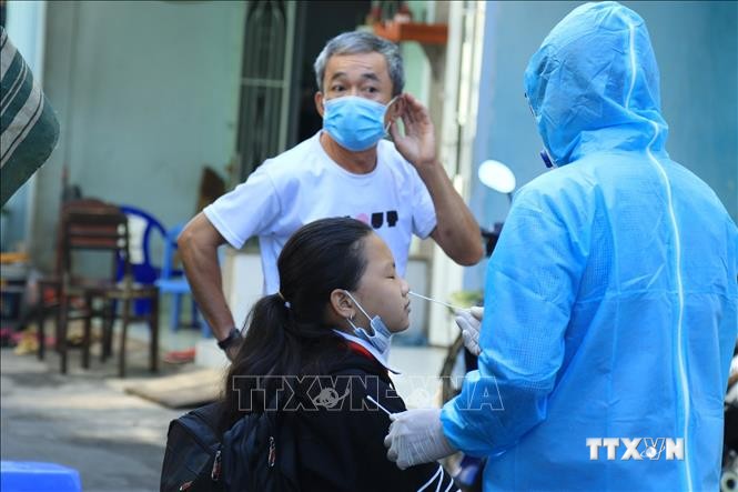 Thành phố Hồ Chí Minh tiếp tục truy vết, lấy mẫu xét nghiệm những người tiếp xúc với bệnh nhân mắc COVID-19. Ảnh : Ảnh: Đinh Hằng - TTXVN