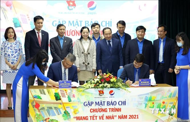Trung ương Đoàn TNCS Hồ Chí Minh và Suntory PepsiCo Việt Nam ký kết chương trình "Mang Tết về nhà" năm 2021. Ảnh: Văn Điệp - TTXVN
