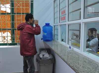 Bệnh nhân uống thuốc Methadone tại cơ sở điều trị bằng Methadone, thành phố Việt Trì, tỉnh Phú Thọ. Ảnh: phutho.gov.vn