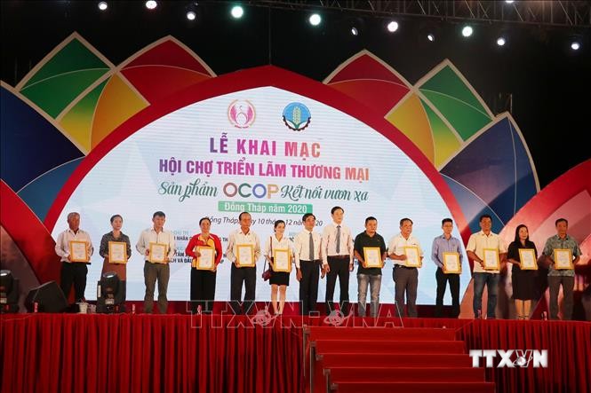  Đồng Tháp  trao giấy chứng nhận cho các sản phẩm OCOP  năm 2020. Ảnh : Nguyễn Văn Trí – TTXVN 