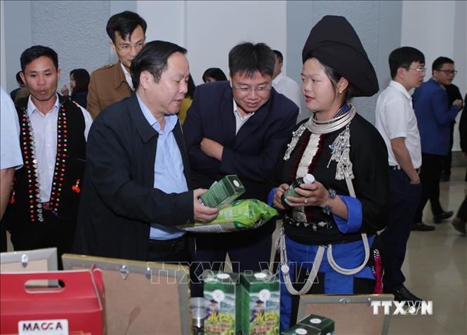 Các đại biểu tham quan gian trưng bày các sản phẩm được công nhận sản phẩm OCOP tỉnh Lai Châu năm 2020. Ảnh: Quý Trung – TTXVN