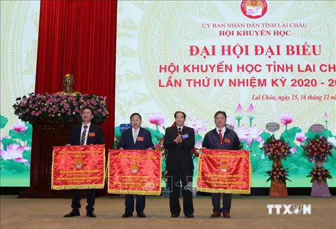 Trao Cờ thi đua của Trung ương Hội khuyến học Việt Nam cho các tập thể đã có thành tích xuất sắc trong sự nghiệp khuyến học, khuyến tài xây dựng xã hội học tập. Ảnh: Quý Trung – TTXVN
