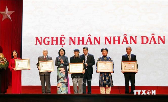 Phó Chủ tịch nước Đặng Thị Ngọc Thịnh với các Nghệ nhân Nhân dân được vinh danh. Ảnh: Trần Việt - TTXVN