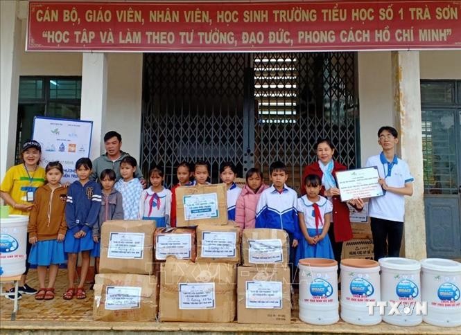 Các tình nguyện viên Nhóm Fly to Sky trao quà cho các trường học trên địa bàn tỉnh Quảng Ngãi. Ảnh: Lê Ngọc Phước-TTXVN
