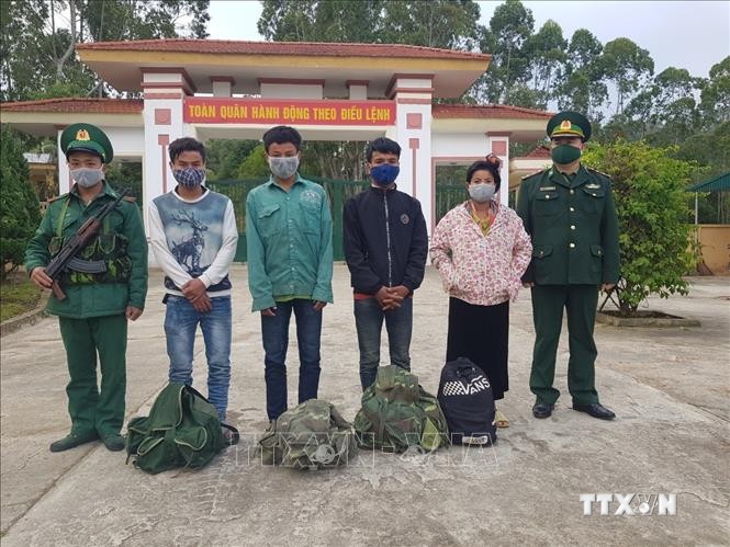 Bắt giữ 4 đối tượng nhập cảnh trái phép tại khu vực biên giới Việt Nam - Lào. Ảnh: Xuân Tiến- TTXVN