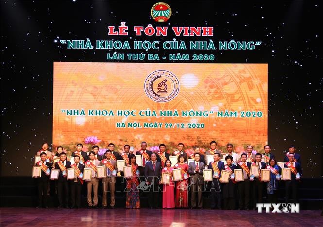 Đại đại diện các nhà tài trợ, đơn vị đồng hành nhận hoa và Kỷ niệm chương (bảng vàng ghi danh) của Ban tổ chức chương trình. Ảnh: Hoàng Hiếu - TTXVN