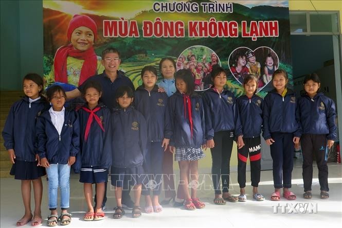 Tặng áo ấm cho học sinh Trường Tiểu học Đa Lộc (huyện Đồng Xuân). Ảnh: Xuân Triệu - TTXVN