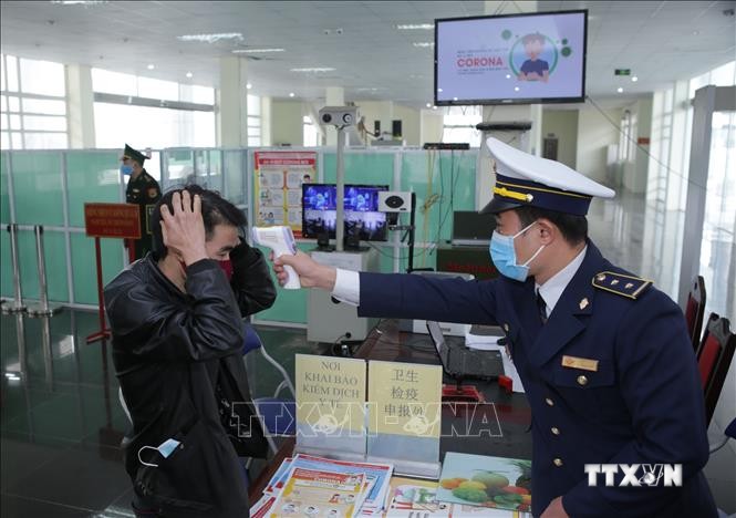 Lực lượng chức năng kiểm tra y tế các trường hợp vượt biên trái phép về Việt Nam tại cửa khẩu Ma Lù Thàng, huyện Phong Thổ, tỉnh Lai Châu. Ảnh: Quý Trung 