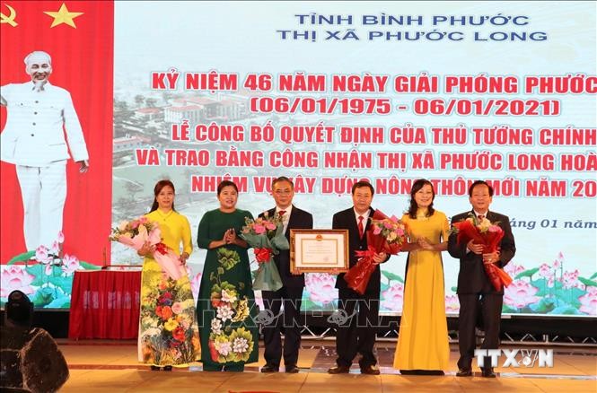 Lãnh đạo tỉnh Bình Phước thừa Ủy quyền trao quyết định của Thủ tướng công nhận thị xã Phước Long hoàn thành nhiệm vụ xây dựng nông thôn mới. Ảnh: Sỹ Tuyên -