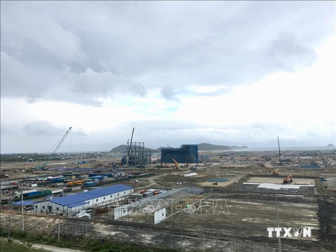 Dự án Nhà máy điện BOT Vân Phong 1 (thuộc Công ty TNHH Điện lực Vân Phong) mặc dù thi công trong giai đoạn khó khăn nhưng tiến độ vượt kế hoạch 0.6%. Ảnh: Thanh Vân- TTXVN