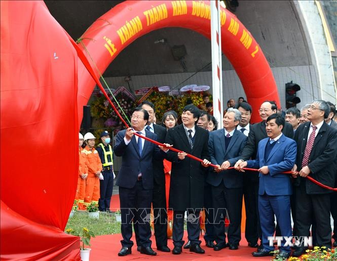 Các đại biểu thực hiện nghi thức khánh thành công trình hầm Hải Vân 2. Ảnh: Quốc Dũng - TTXVN