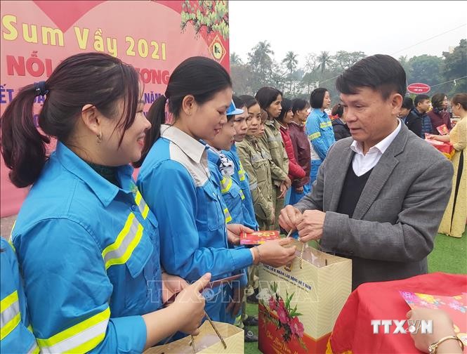 Đồng chí Nguyễn Đức Lợi, Ủy viên Trung ương Đảng, Tổng Giám đốc Thông tấn xã Việt Nam trao quà tặng người lao động có hoàn cảnh khó khăn. Ảnh: Nguyễn Cúc - TTXVN