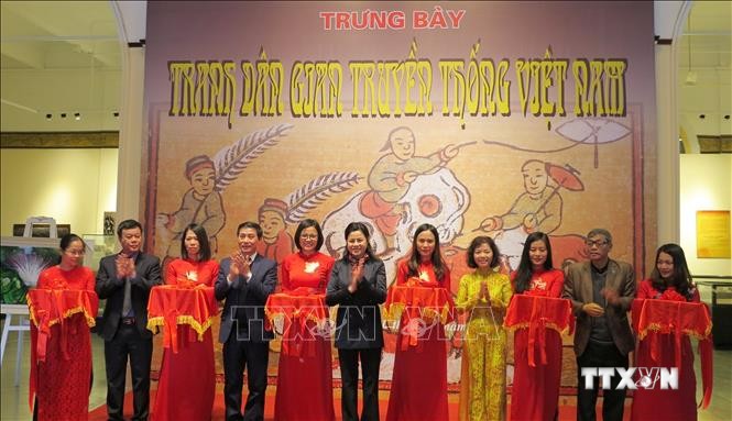 Các đại biểu cắt băng khai mạc trưng bày chuyên đề "Tranh dân gian truyền thống Việt Nam". Ảnh: Minh Thu- TTXVN