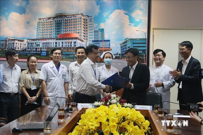 Lễ ký kết hợp tác triển khai đăng ký khám bệnh trực tuyến tại Bệnh viện đa khoa Đồng Nai. Ảnh: Lê Xuân-TTXVN