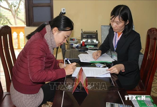 Nhiều hộ nghèo đăng ký vay vốn ưu đãi của Ngân hàng Chính sách xã hội tỉnh Ninh Bình để phát triển kinh tế. Ảnh: Thùy Dung - TTXVN