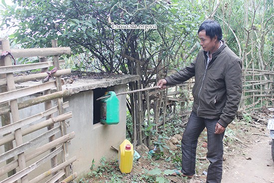 Người dân xã Nậm Lạnh thu gom vỏ can đựng thuốc bảo vệ thực vật đã qua sử dụng vào bể chứa. Ảnh: baosonla.org.vn