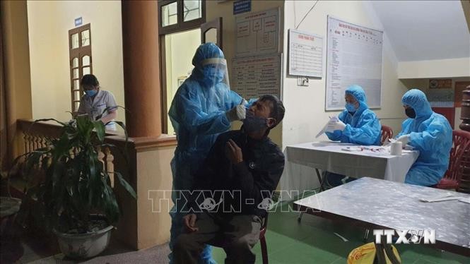Lấy mẫu xét nghiệm SARS-CoV2 tại thành phố Uông Bí. Ảnh: TTXVN phát