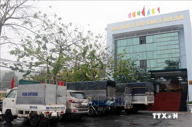 Hàng chục chủ phương tiện, lái xe vận tải đã đến UBND huyện Vân Đồn đề nghị được đăng ký phương tiện để lưu thông qua vùng dịch. Ảnh: Văn Đức - TTXVN
