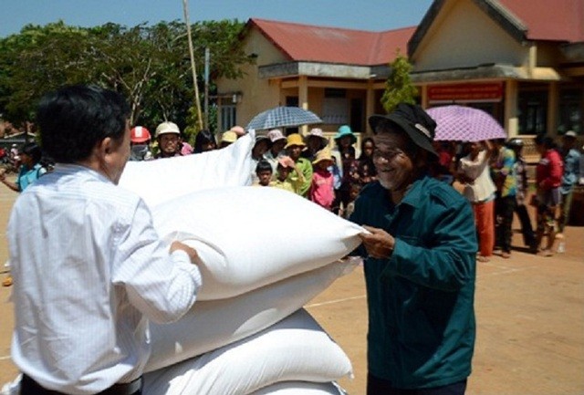 Người dân phấn khỏi nhận gạo để đón Tết Nguyên đán. Ảnh: dantri.com.vn