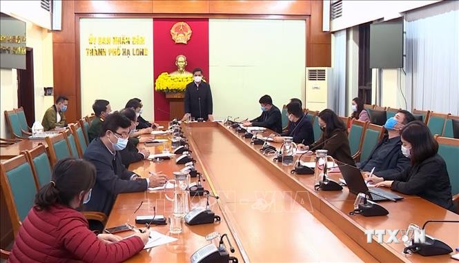 Ban Chỉ đạo phòng chống dịch COVID-19 thành phố Hạ Long họp khẩn trong đêm 2/2. Ảnh: TTXVN phát