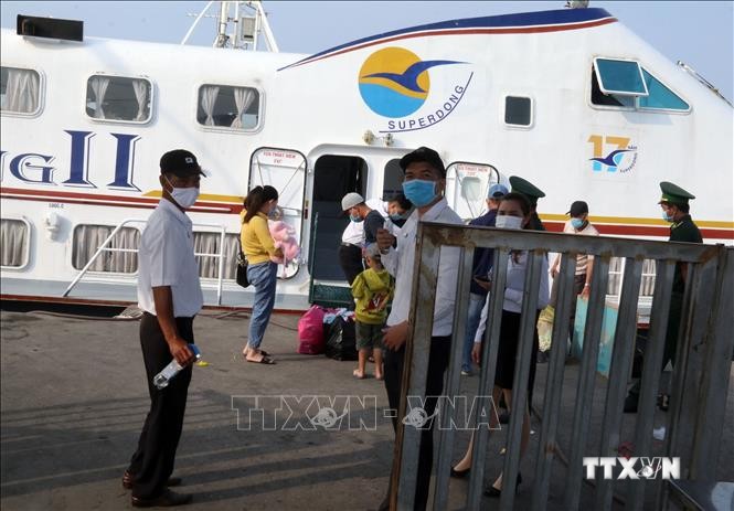 Hành khách tại bến cảng Rạch Giá đi ra các huyện đảo những ngày cuối năm. Ảnh: Lê Sen - TTXVN