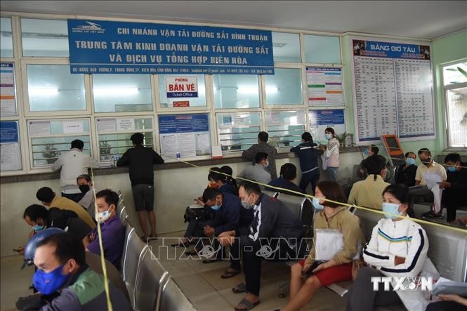 Người dân Đồng Nai chờ đợi tại Ga Biên Hòa (Đồng Nai) để tới lượt trả lại vé tàu Tết do lo sợ dịch bệnh COVID-19. Ảnh: Lê Xuân-TTXVN