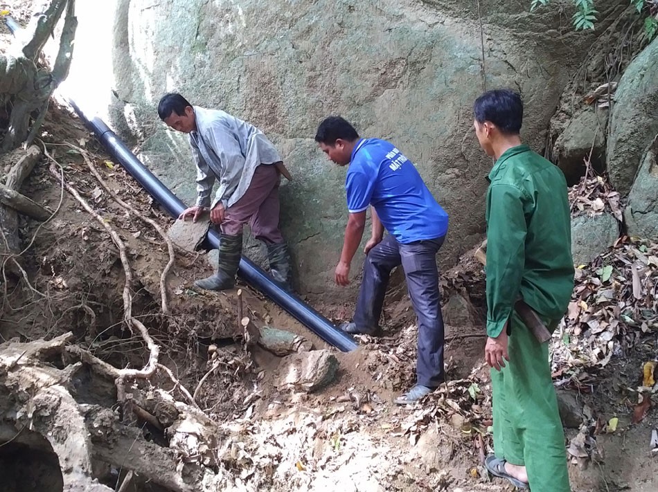 Giữa vách đá, người Dao tìm mọi cách để lắp đặt đường ống dẫn nước - Ảnh: .baophuyen.com.vn