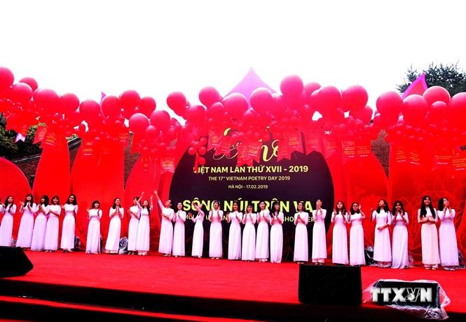 Lễ hội thả thơ tại buổi lễ khai mạc Ngày Thơ Việt Nam lần thứ XVII - 2019. Ảnh: Quang Quyết-TTXVN