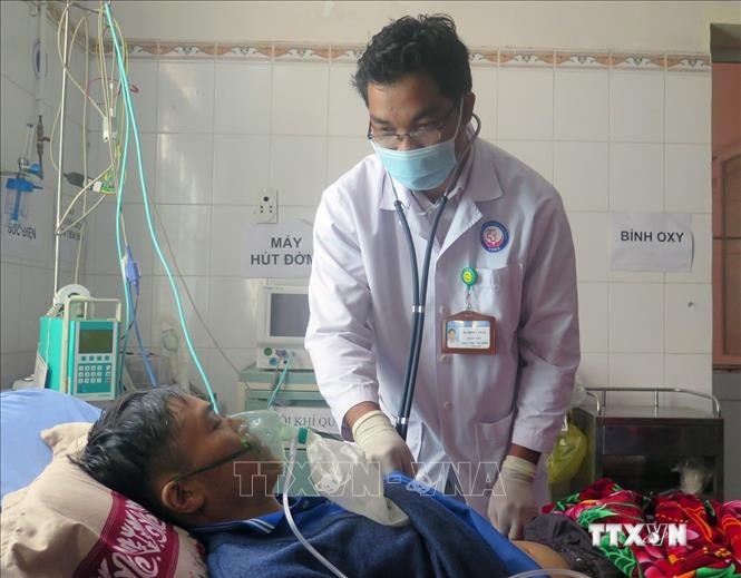 Bác sĩ Ksor Y Phân khám cho bệnh nhân tại khoa cấp cứu của Trung tâm Y tế huyện Sông Hinh. Ảnh: Xuân Triệu - TTXVN