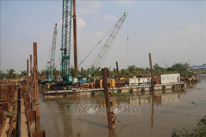 Đắp đập trên kênh Nguyễn Tấn Thành. Ảnh: Minh Trí - TTXVN