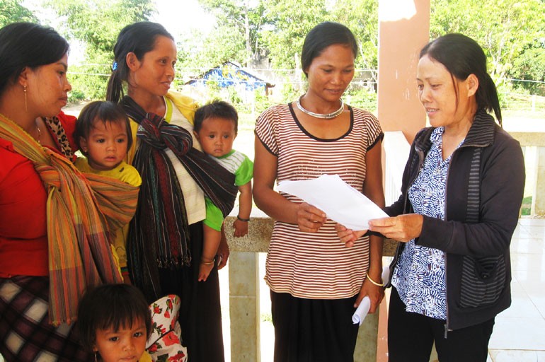 Phụ nữ dân tộc thiểu số huyện Sông Hinh tìm hiểu kiến thức xây dựng gia đình no ấm, bền vững. Ảnh : baophuyen.com.vn