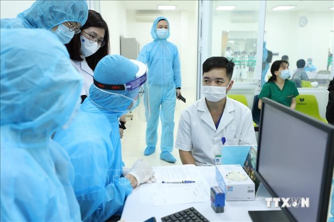 Ngày 8/3/2021, Việt Nam bắt đầu tiêm vaccine phòng COVID-19. Ảnh : Ảnh: Minh Quyết - TTXVN
