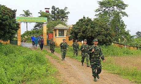 Hoạt động phối hợp tuần tra bảo vệ biên giới của cán bộ chiến sỹ Đồn Biên phòng Sa Loong và người dân trên địa bàn. Ảnh: baokontum.com.vn