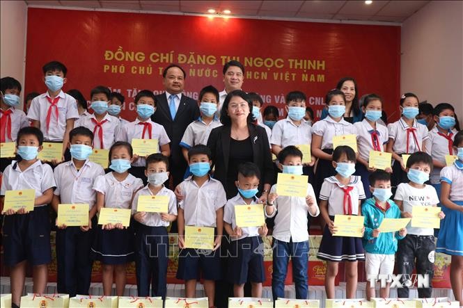 Phó Chủ tịch nước Đặng Thị Ngọc Thịnh tặng quà cho học sinh là con em công nhân làm việc tại Khu công nghiệp Điện Nam-Điện Ngọc. Ảnh: Đoàn Hữu Trung - TTXVN