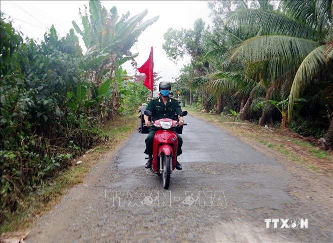 Cán bộ Đồn biên phòng xã Vĩnh Hải, thị xã Vĩnh Châu đi tuyên truyền với “Tiếng loa Biên phòng”. Ảnh : TTXVN phát